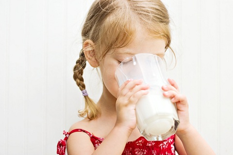 ребенок пьет молоко