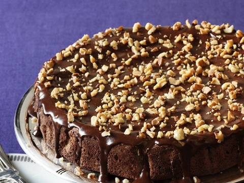 Ореховый торт под шоколадной глазурью
