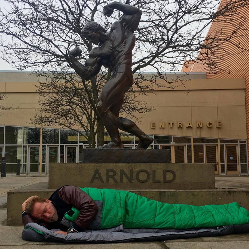 Арнольд Шварценеггер спит под памятником