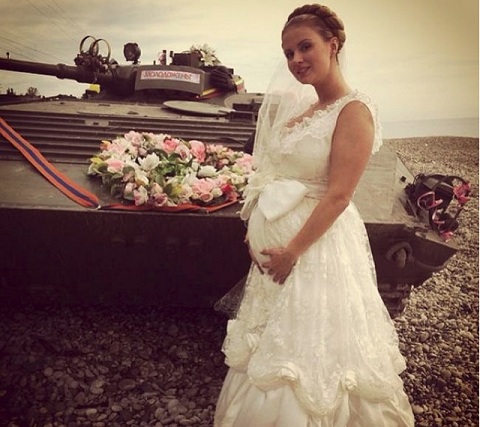 Анна Семенович в свадебном платье