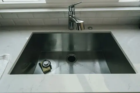 Як тримати кухонну раковину в чистоті без зайвих зусиль
