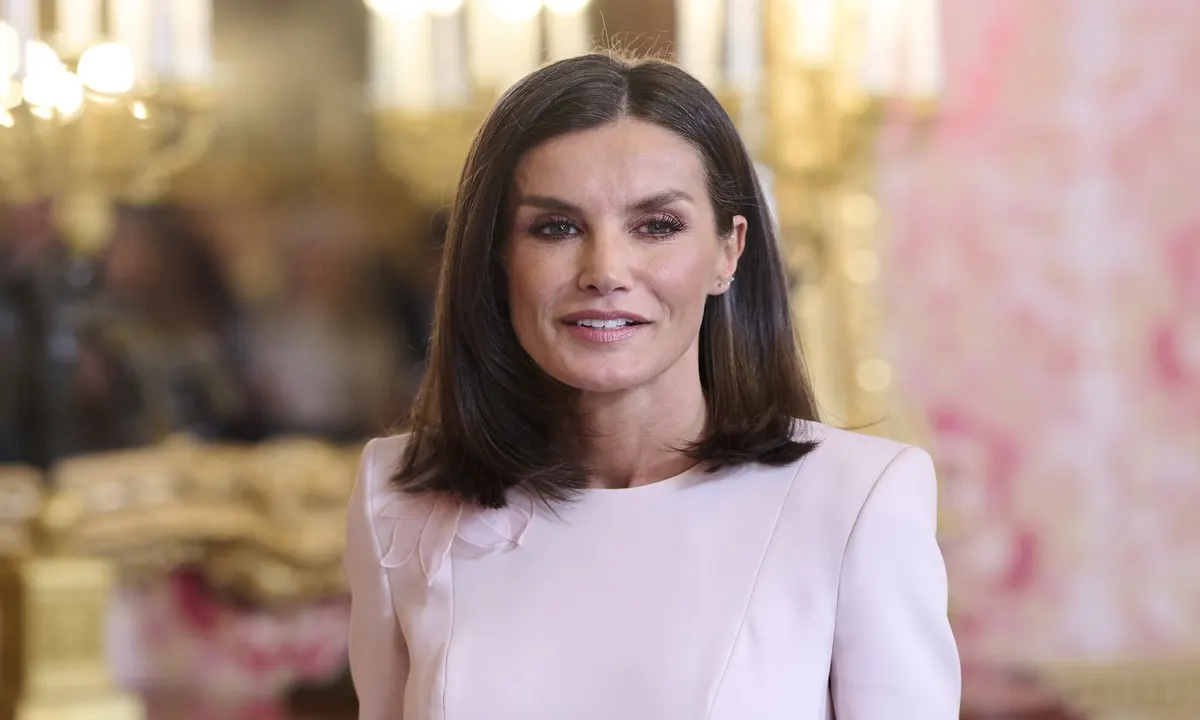 Літній образ королеви Летиції: біла сукня, сандалі та плетена сумка