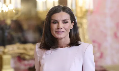 Літній образ королеви Летиції: біла сукня, сандалі та плетена сумка
