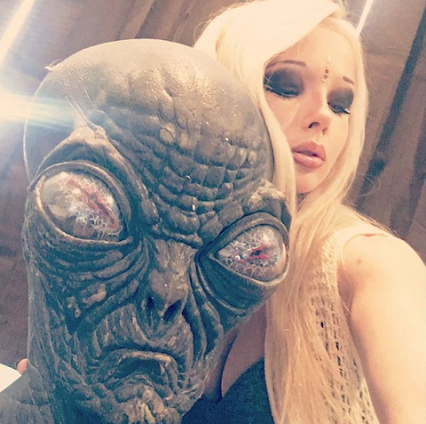 Валерия Лукьянова с инопланетянином