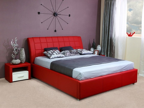 Кровать в красных тонах в спальне