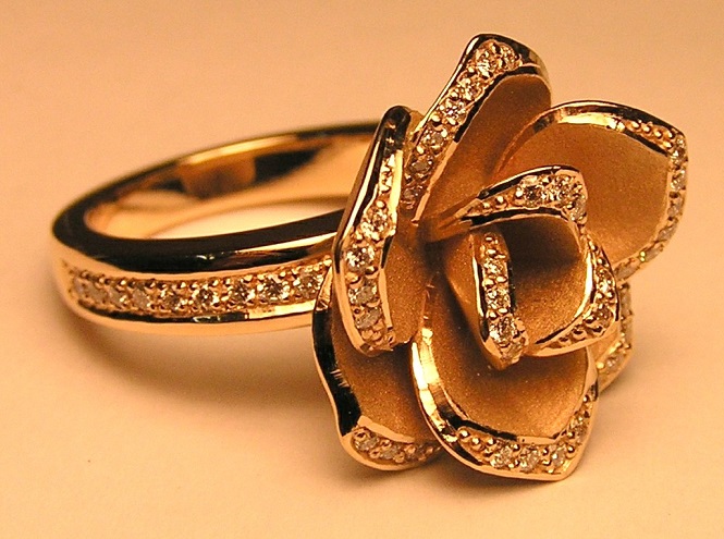 золотое кольцо в виде цветка