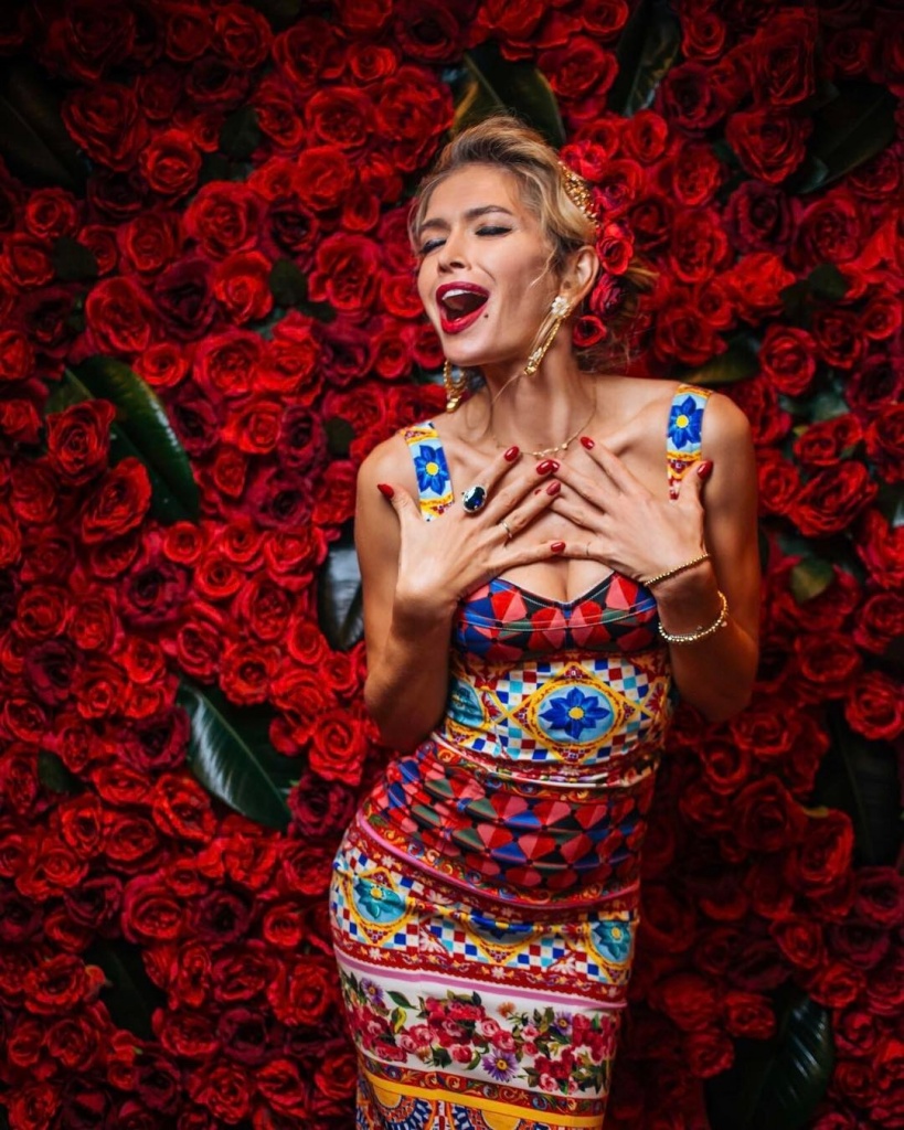 Вера Брежнева в платье Dolce & Gabbana