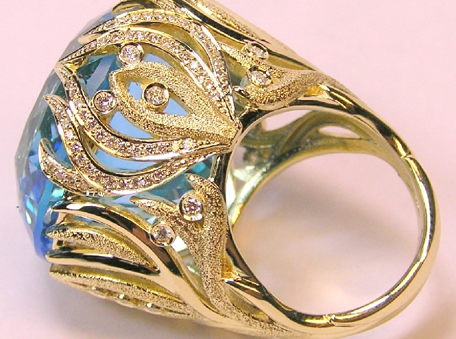 золотое кольцо с большим камнем