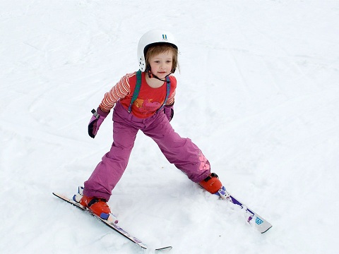 ребенок на лыжах
