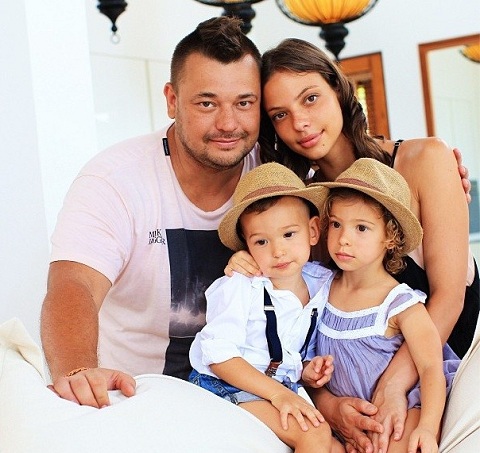 Сергей Жуков с женой и детьми