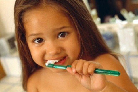 Дети чистят зубы 
