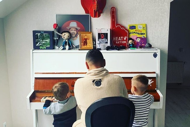 Дима Монатик с сыновьями